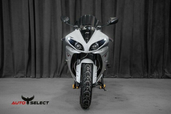 yamaha-yzf-r1-bensin-2011-big-9