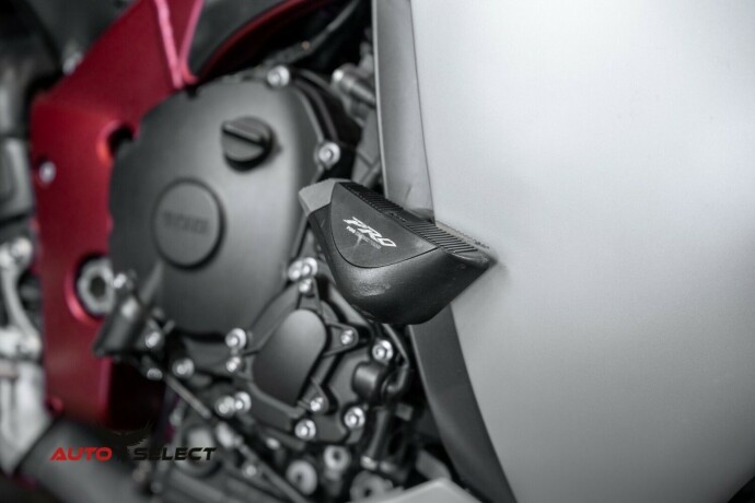 yamaha-yzf-r1-bensin-2011-big-5