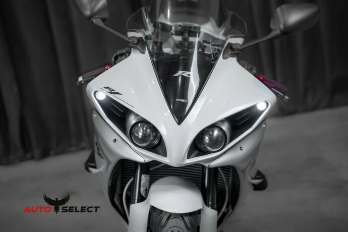 yamaha-yzf-r1-bensin-2011-big-10