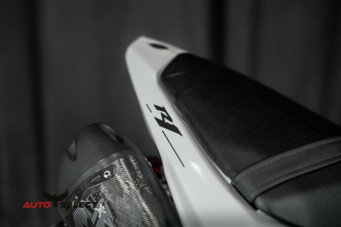 yamaha-yzf-r1-bensin-2011-big-3