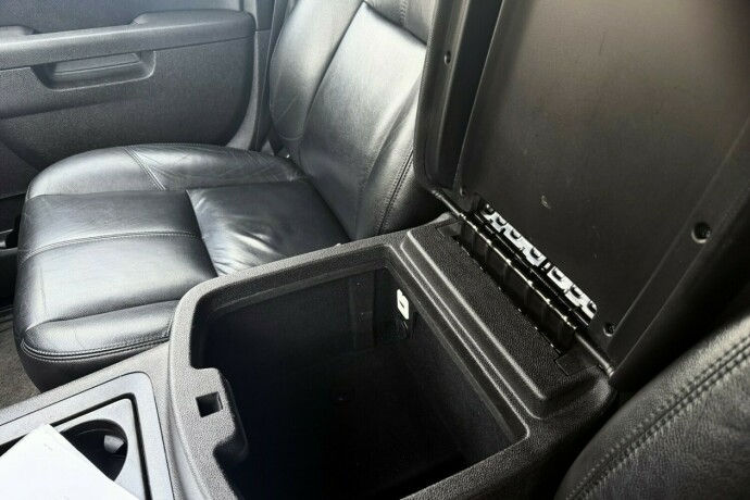 chevrolet-suburban-bensin-2012-big-35