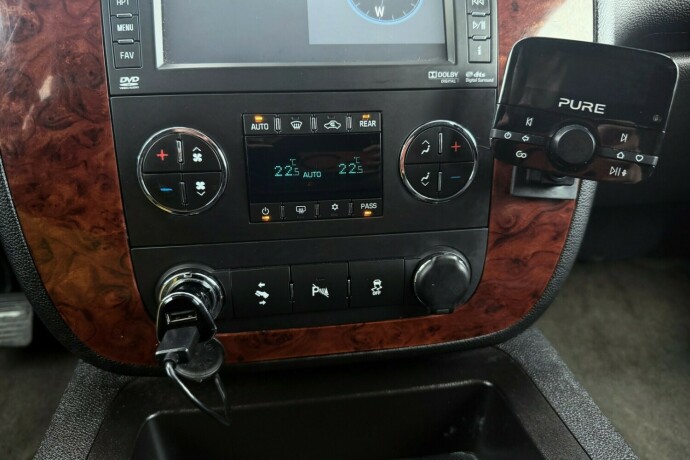 chevrolet-suburban-bensin-2012-big-31