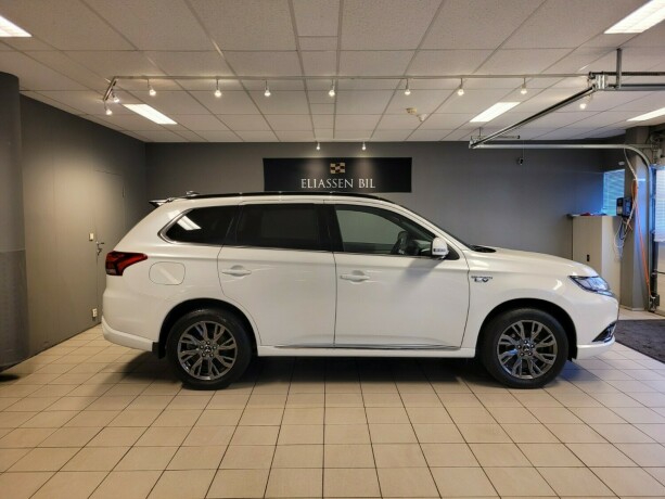 mitsubishi-outlander-elektrisitetbensin-2018-big-3