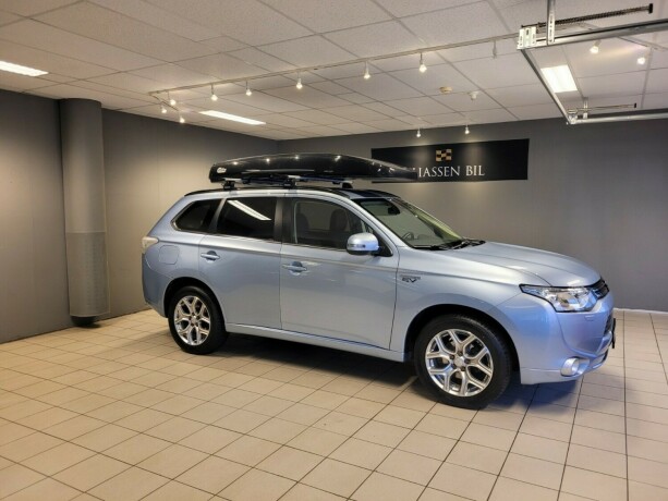 mitsubishi-outlander-plug-in-petrol-2014-big-2