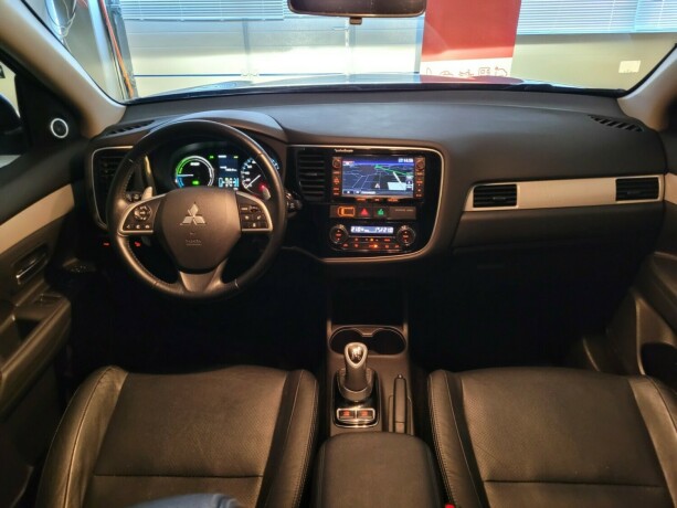 mitsubishi-outlander-plug-in-petrol-2014-big-29