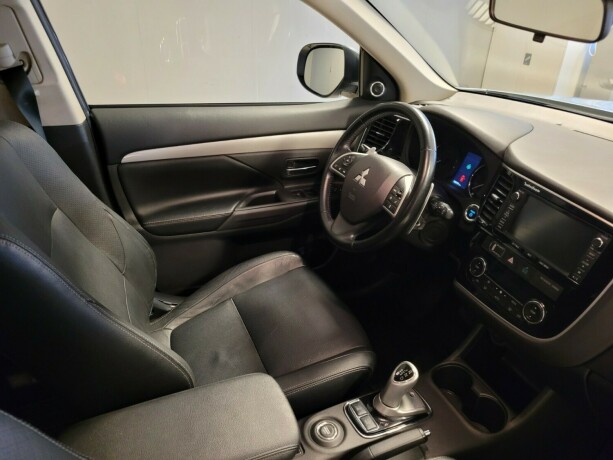 mitsubishi-outlander-plug-in-petrol-2014-big-13