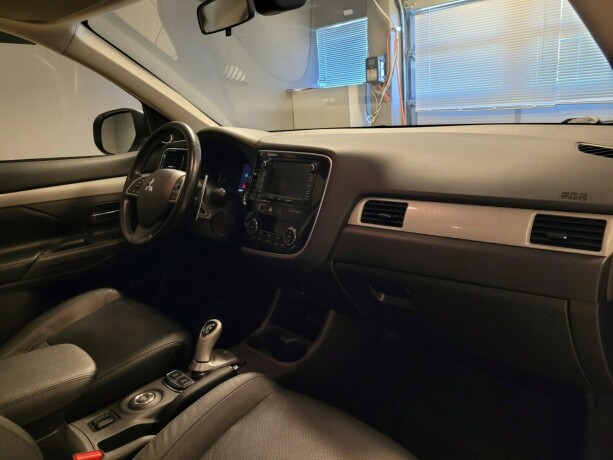 mitsubishi-outlander-plug-in-petrol-2014-big-12