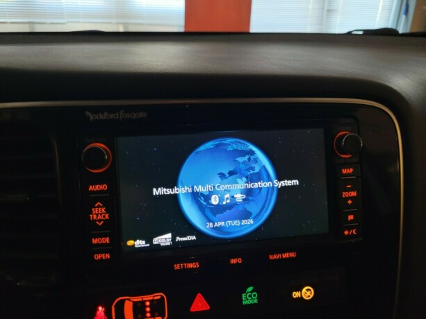 mitsubishi-outlander-plug-in-petrol-2014-big-25