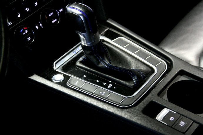 volkswagen-passat-plug-in-petrol-2017-big-19