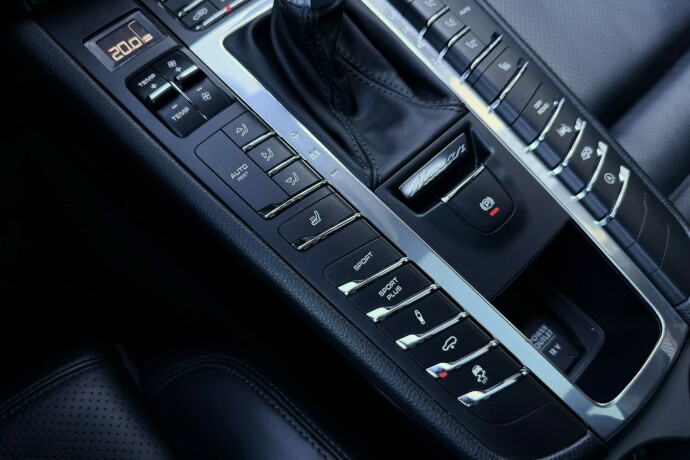 porsche-macan-bensin-2017-big-37