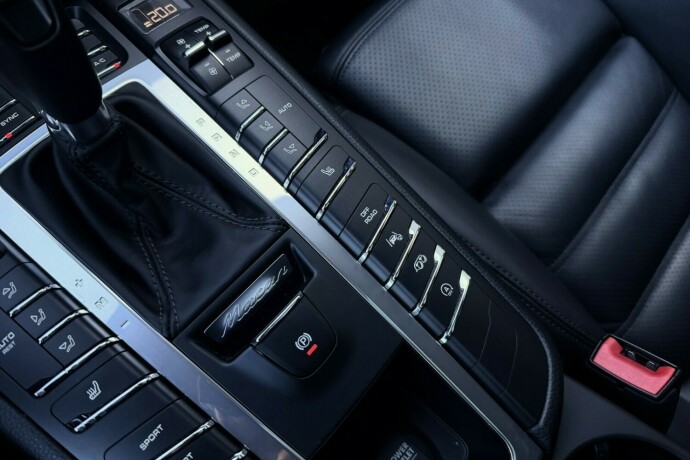 porsche-macan-bensin-2017-big-36