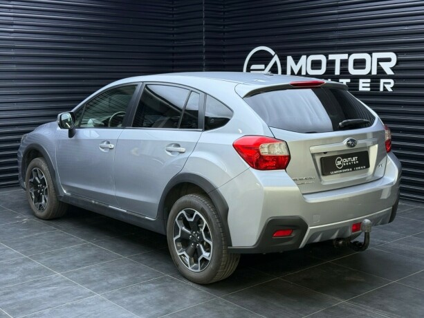 subaru-xv-bensin-2012-big-1