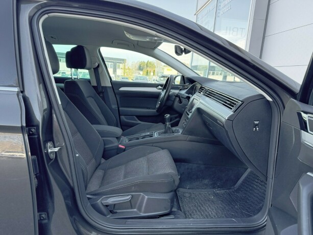 volkswagen-passat-diesel-2017-big-23