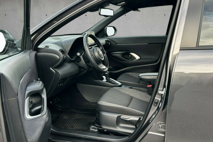 toyota-yaris-cross-elektrisitetbensin-2024-big-7
