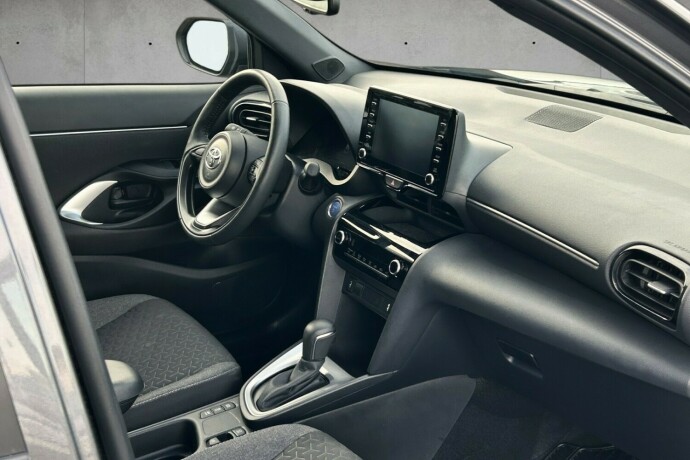 toyota-yaris-cross-elektrisitetbensin-2024-big-12