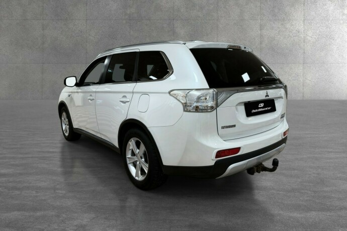 mitsubishi-outlander-elektrisitetbensin-2015-big-2