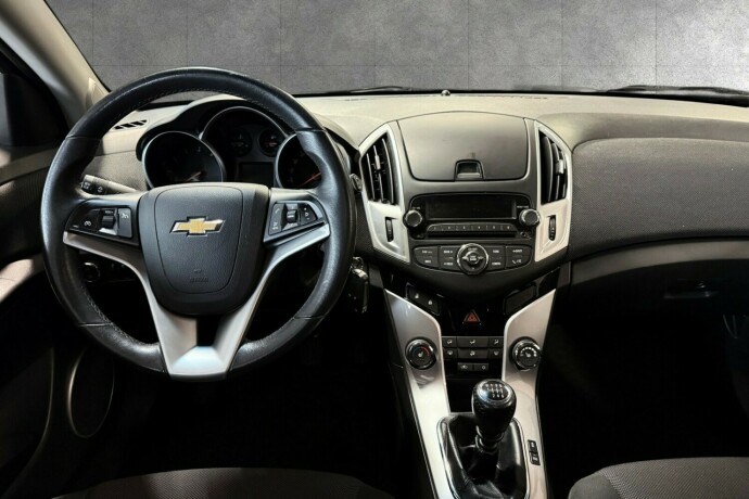 chevrolet-cruze-bensin-2013-big-8