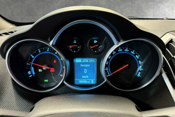 chevrolet-cruze-bensin-2013-big-19