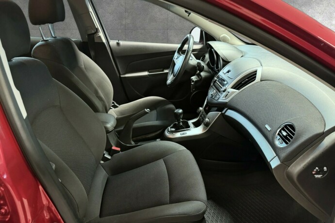 chevrolet-cruze-bensin-2013-big-21