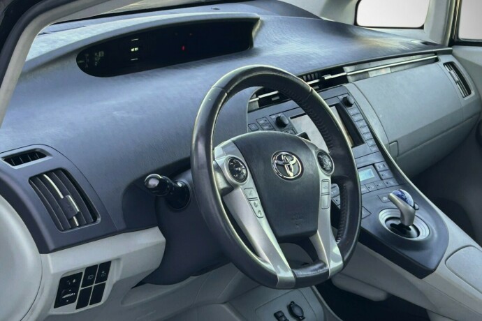 toyota-prius-bensin-2010-big-6