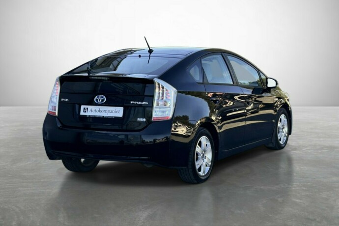 toyota-prius-bensin-2010-big-5
