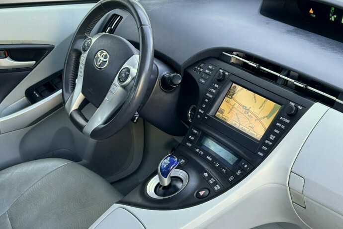 toyota-prius-bensin-2010-big-12