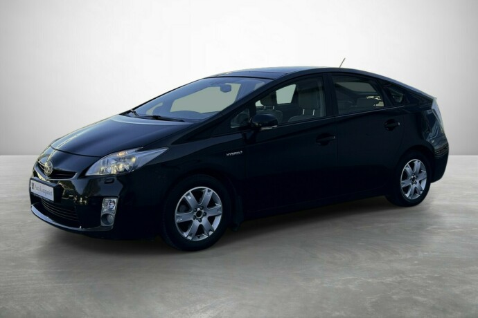 toyota-prius-bensin-2010-big-2