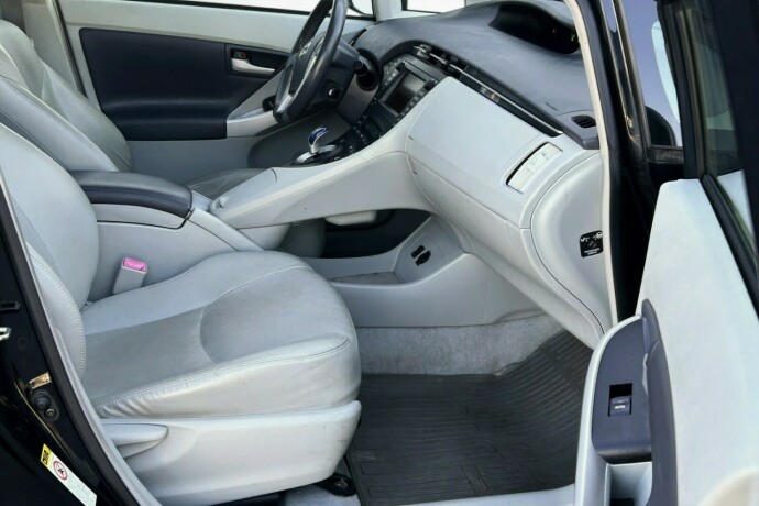 toyota-prius-bensin-2010-big-10