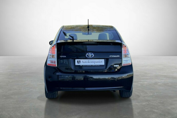 toyota-prius-bensin-2010-big-3