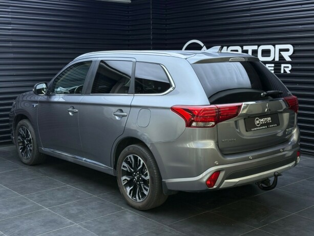 mitsubishi-outlander-elektrisitetbensin-2018-big-1