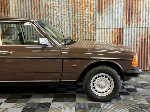 mercedes-benz-250-bensin-1978-big-3