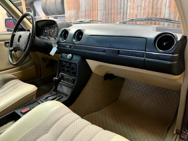 mercedes-benz-250-bensin-1978-big-30