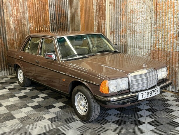 mercedes-benz-250-bensin-1978-big-1