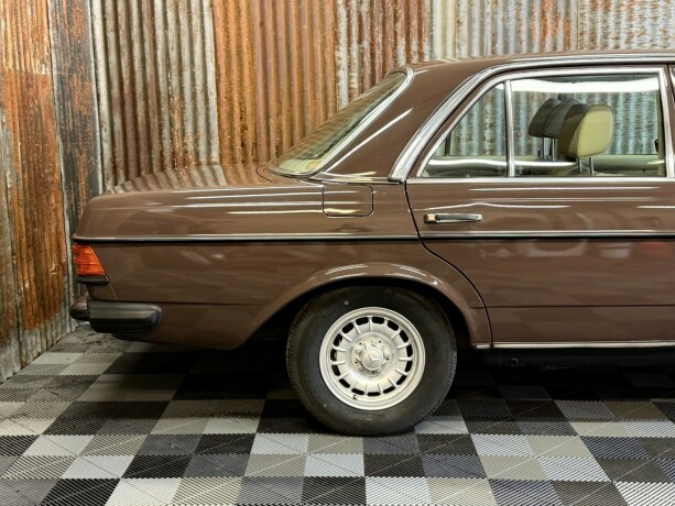 mercedes-benz-250-bensin-1978-big-4