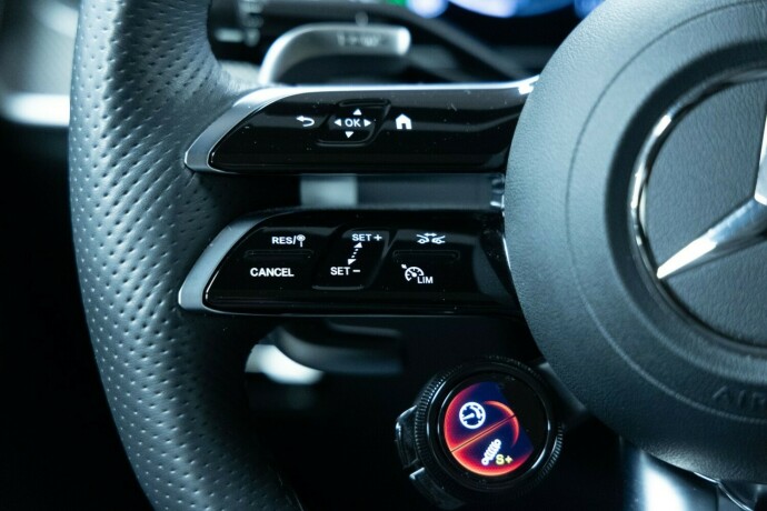 mercedes-benz-glc-bensin-2024-big-19