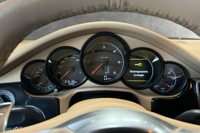 porsche-panamera-diesel-2012-big-19
