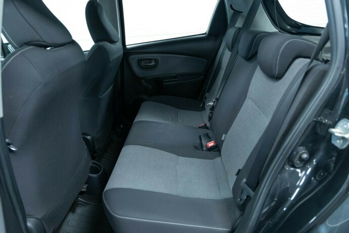 toyota-yaris-elektrisitetbensin-2014-big-6