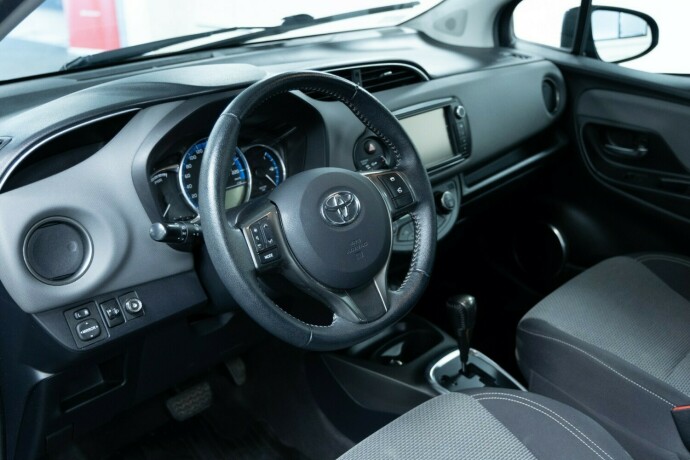 toyota-yaris-elektrisitetbensin-2014-big-5
