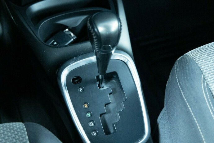 toyota-yaris-elektrisitetbensin-2014-big-17
