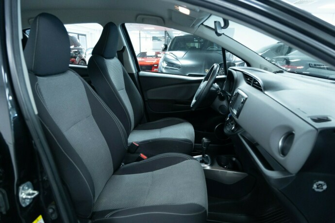 toyota-yaris-elektrisitetbensin-2014-big-9