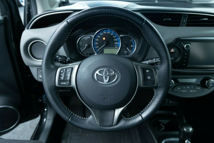 toyota-yaris-elektrisitetbensin-2014-big-10