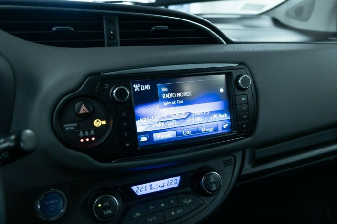 toyota-yaris-elektrisitetbensin-2014-big-12