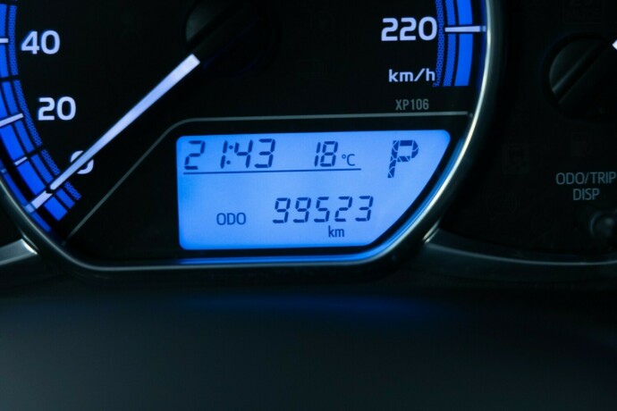toyota-yaris-elektrisitetbensin-2014-big-11