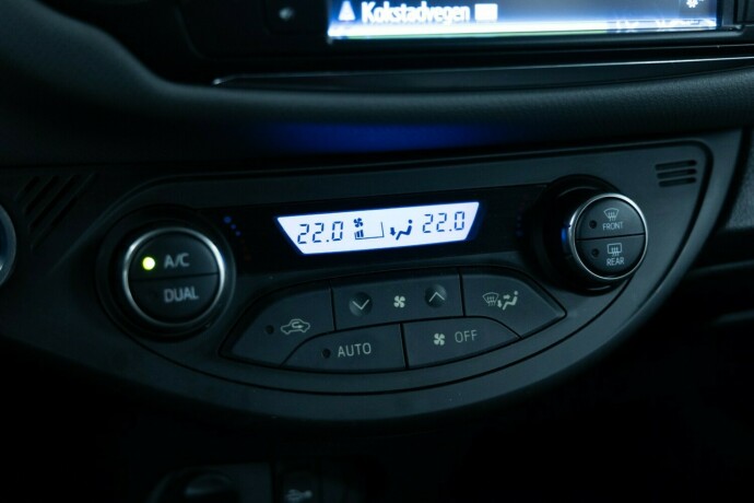 toyota-yaris-elektrisitetbensin-2014-big-15