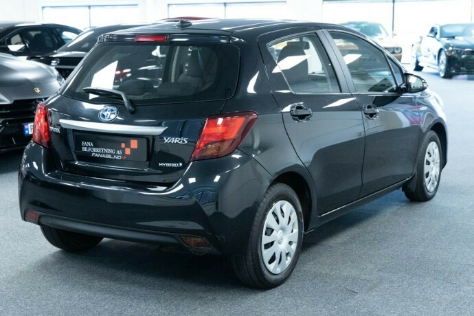 toyota-yaris-elektrisitetbensin-2014-big-2