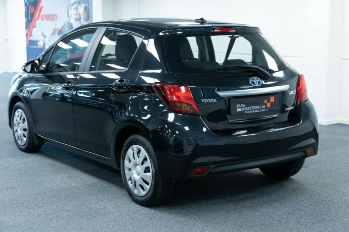 toyota-yaris-elektrisitetbensin-2014-big-1