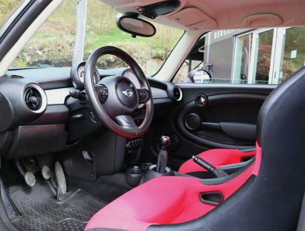 mini-cooper-bensin-2011-big-7