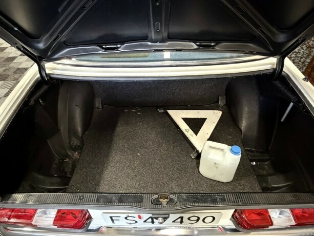 mercedes-benz-e-klasse-bensin-1981-big-37
