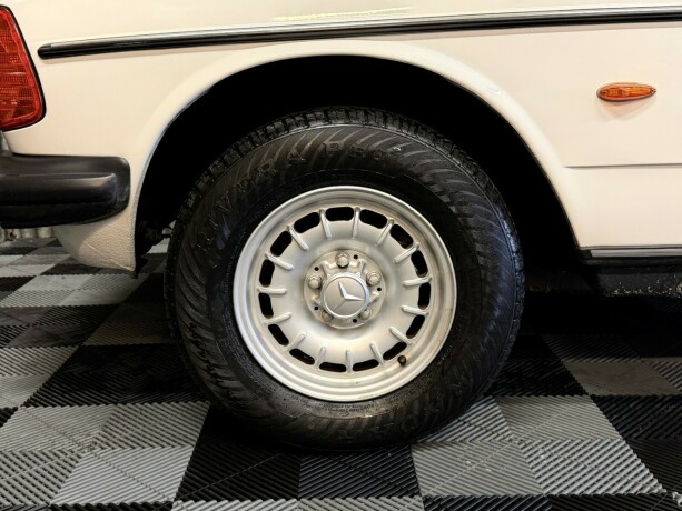 mercedes-benz-e-klasse-bensin-1981-big-15