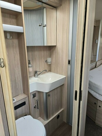 laika-ecovip-712-queensbed-senkeseng-alde-stort-kj248leskap-l-sittegruppe-diesel-2019-big-60